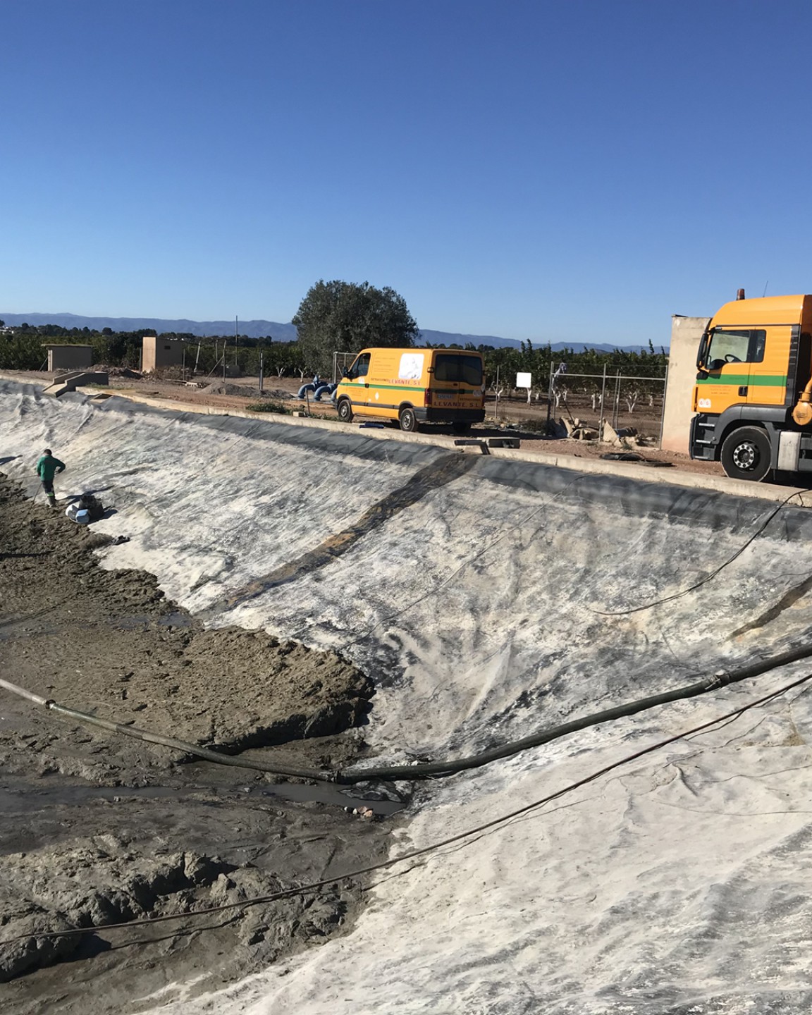 Extracciones Levante. Trabajos de limpieza en una balsa de riego